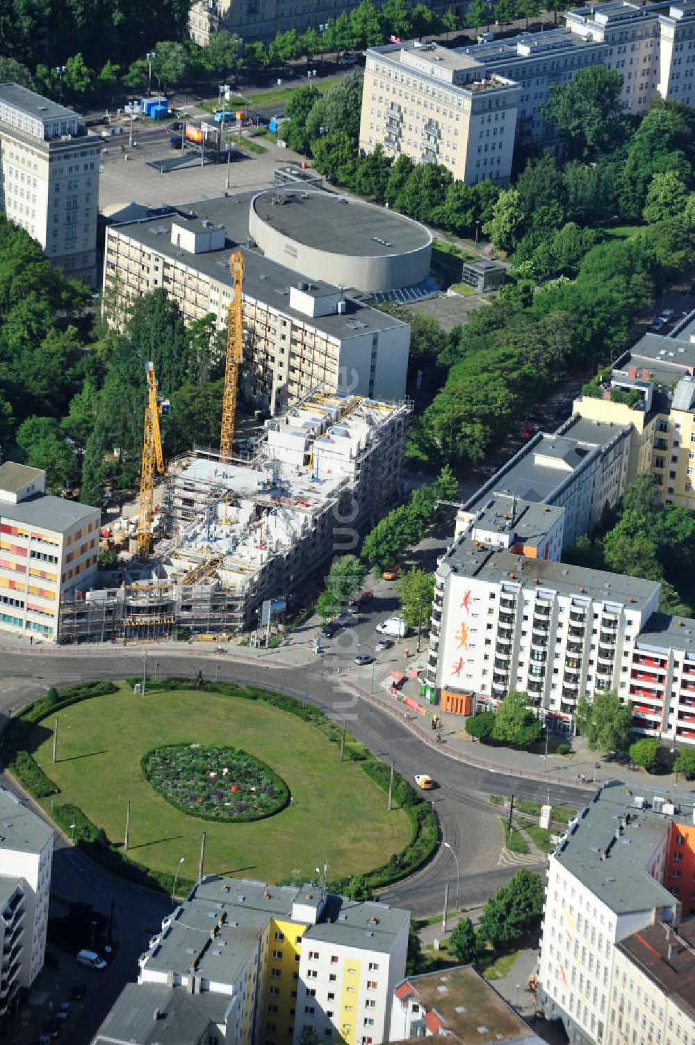 Luftbild Berlin Friedrichshain - Baustelle DOMICIL Seniorenpflegeheim Frankfurter Tor Berlin-Friedrichshain