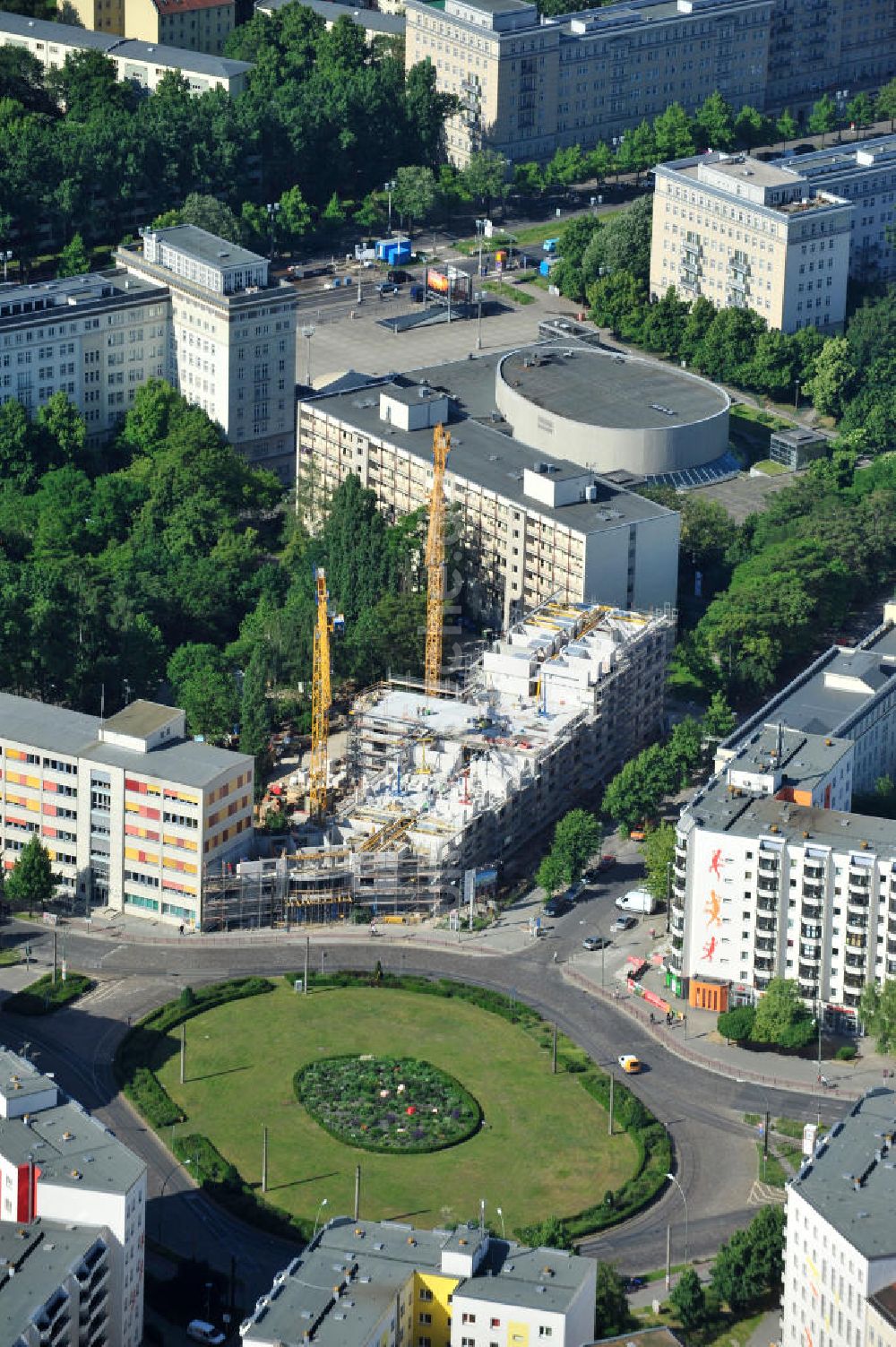 Berlin Friedrichshain von oben - Baustelle DOMICIL Seniorenpflegeheim Frankfurter Tor Berlin-Friedrichshain