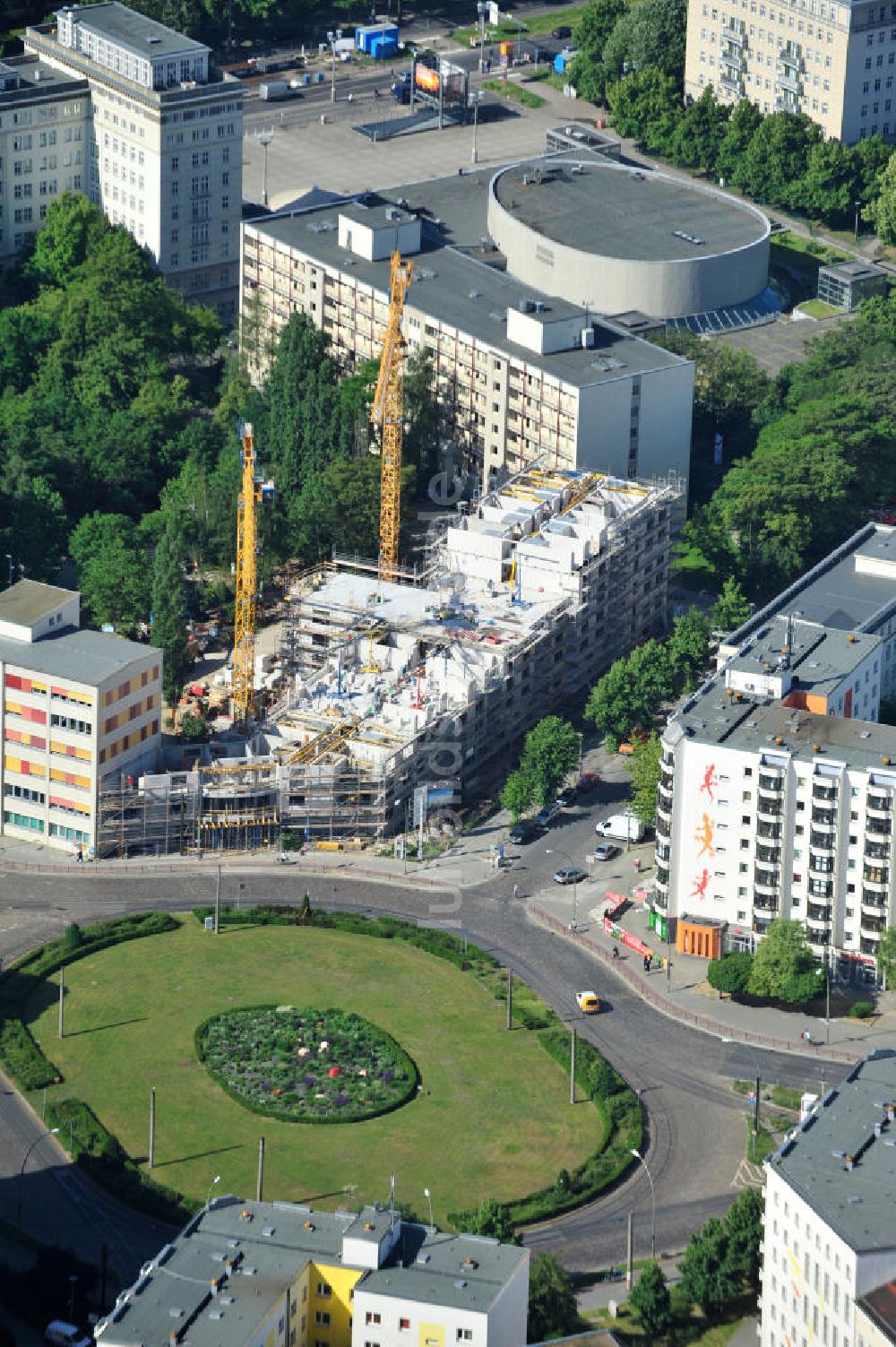 Berlin Friedrichshain aus der Vogelperspektive: Baustelle DOMICIL Seniorenpflegeheim Frankfurter Tor Berlin-Friedrichshain