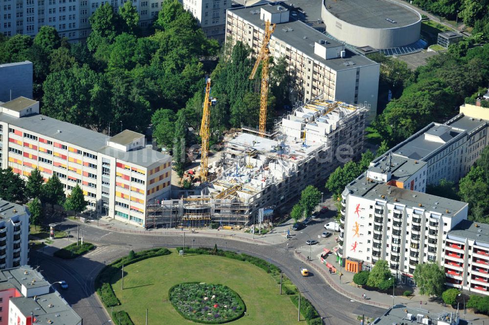 Luftbild Berlin Friedrichshain - Baustelle DOMICIL Seniorenpflegeheim Frankfurter Tor Berlin-Friedrichshain