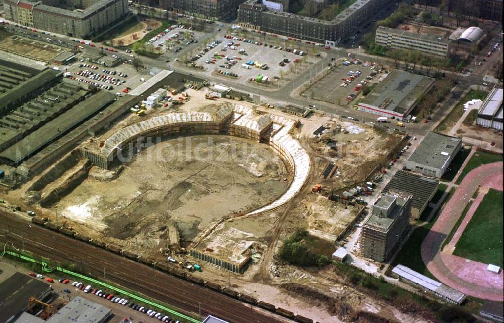 Luftbild Berlin, Friedrichshain - 19.04.1994 Baustelle ehemalige Seelenbinderhalle, Berlin Friedrichshain, Errichtung des Velodroms