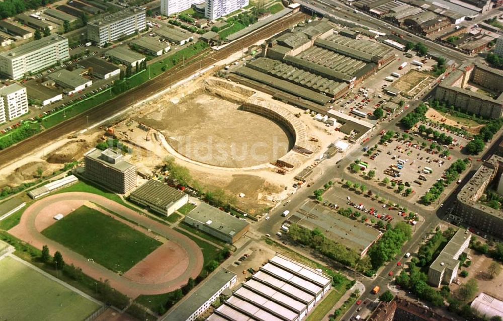 Luftbild Berlin, Friedrichshain - 24.05.1994 Baustelle ehemalige Seelenbinderhalle, Berlin Friedrichshain, Errichtung des Velodroms