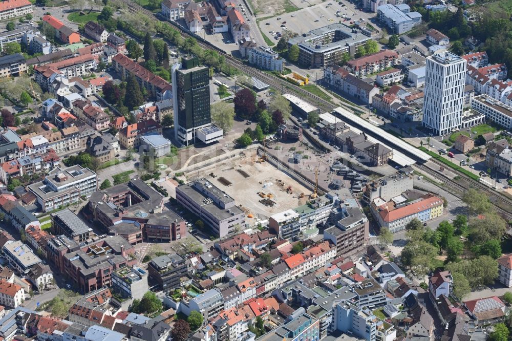 Lörrach aus der Vogelperspektive: Baustelle auf dem ehemaligen Gelände der Post im Stadtzentrum beim Rathaus Hochhaus und dem Hochhaus des Steigenberger Hotel in Lörrach im Bundesland Baden-Württemberg, Deutschland