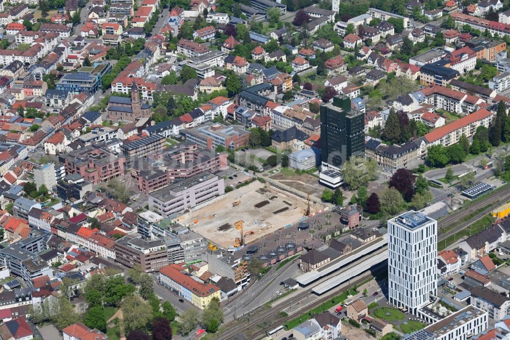 Luftaufnahme Lörrach - Baustelle auf dem ehemaligen Gelände der Post im Stadtzentrum beim Rathaus Hochhaus und dem Hochhaus des Steigenberger Hotel in Lörrach im Bundesland Baden-Württemberg, Deutschland