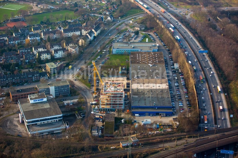 Luftbild Duisburg - Baustelle zu einem Neubau am Straßenverkehrsamt, an einer Metro Filiale und am TÜV Nord an der A40 im Norden von Duisburg im Bundesland Nordrhein-Westfalen