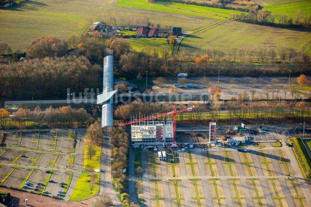 Luftaufnahme Gelsenkirchen - Baustelle zu einem neuen Parkhaus am Fussballstadion Veltins-Arena in Gelsenkirchen im Bundesland Nordrhein-Westfalen