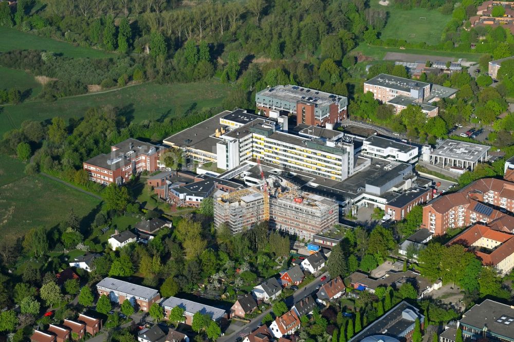 Luftaufnahme Rotenburg (Wümme) - Baustelle für einen Erweiterungs- Neubau auf dem Klinikgelände des Krankenhauses AGAPLESION DIAKONIEKLINIKUM ROTENBURG in Rotenburg (Wümme) im Bundesland Niedersachsen, Deutschland