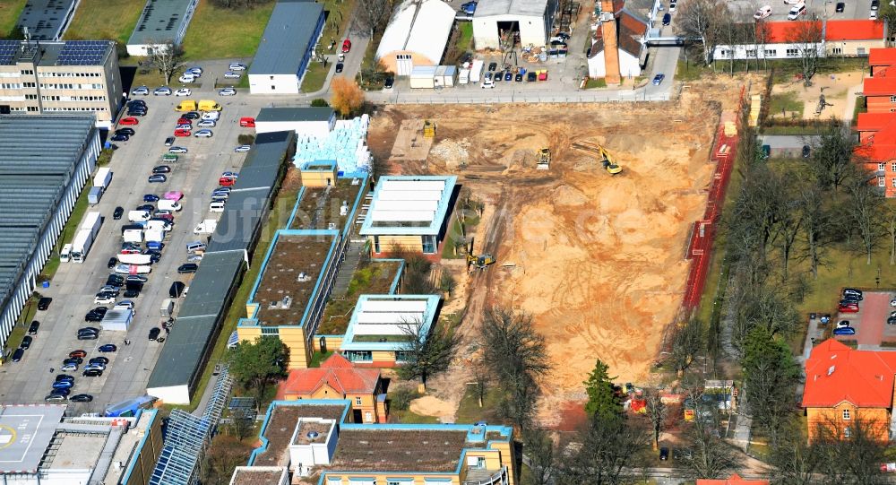 Berlin aus der Vogelperspektive: Baustelle für einen Erweiterungs- Neubau auf dem Klinikgelände des Krankenhauses Arona Klinik des UKB BG Klinikum Unfallkrankenhaus Berlin gGmbH im Ortsteil Bezirk Marzahn-Hellersdorf in Berlin