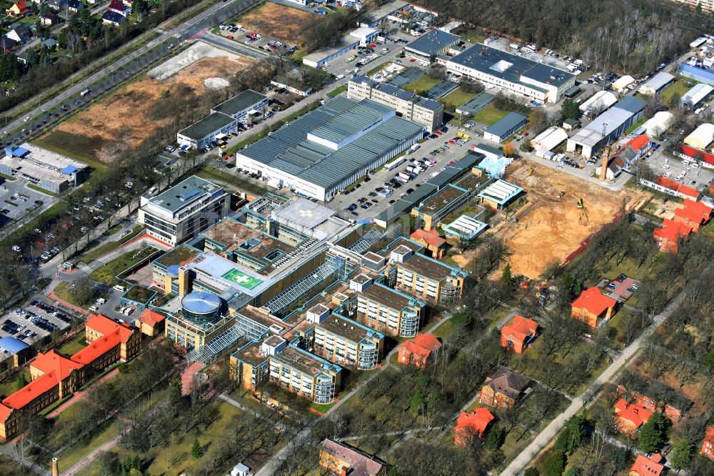 Berlin von oben - Baustelle für einen Erweiterungs- Neubau auf dem Klinikgelände des Krankenhauses Arona Klinik des UKB BG Klinikum Unfallkrankenhaus Berlin gGmbH im Ortsteil Bezirk Marzahn-Hellersdorf in Berlin