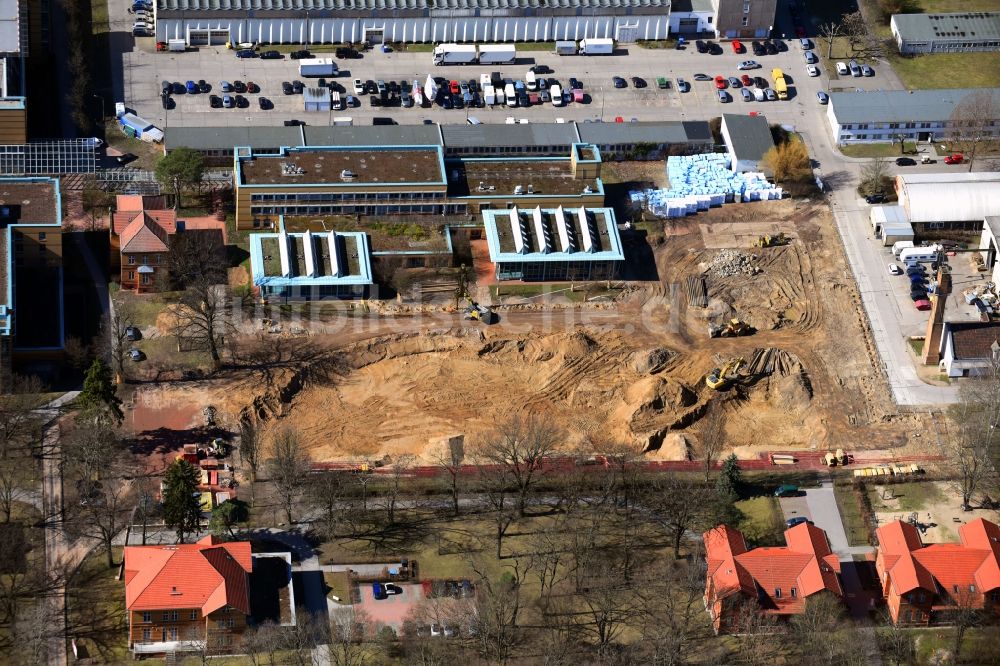 Berlin aus der Vogelperspektive: Baustelle für einen Erweiterungs- Neubau auf dem Klinikgelände des Krankenhauses Arona Klinik des UKB BG Klinikum Unfallkrankenhaus Berlin gGmbH im Ortsteil Bezirk Marzahn-Hellersdorf in Berlin