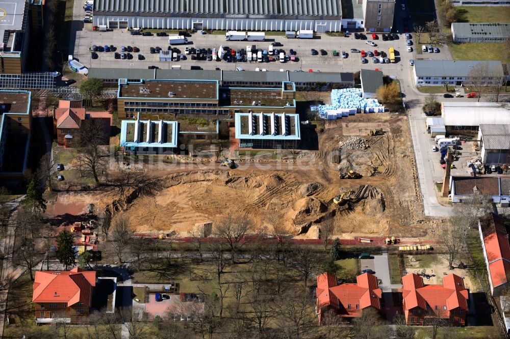 Luftbild Berlin - Baustelle für einen Erweiterungs- Neubau auf dem Klinikgelände des Krankenhauses Arona Klinik des UKB BG Klinikum Unfallkrankenhaus Berlin gGmbH im Ortsteil Bezirk Marzahn-Hellersdorf in Berlin