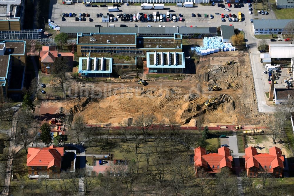 Luftaufnahme Berlin - Baustelle für einen Erweiterungs- Neubau auf dem Klinikgelände des Krankenhauses Arona Klinik des UKB BG Klinikum Unfallkrankenhaus Berlin gGmbH im Ortsteil Bezirk Marzahn-Hellersdorf in Berlin