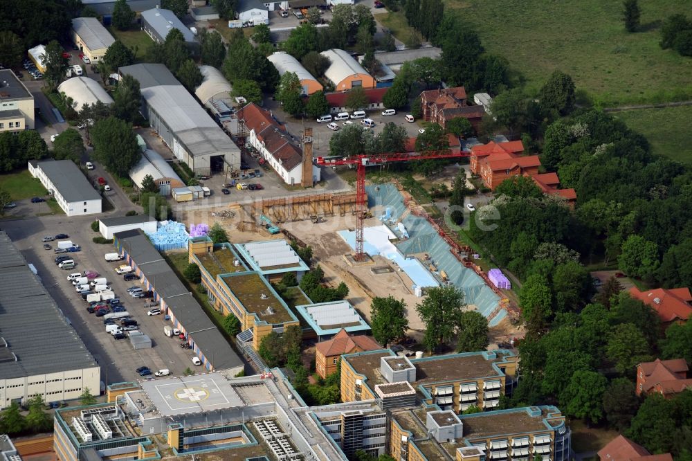 Luftaufnahme Berlin - Baustelle für einen Erweiterungs- Neubau auf dem Klinikgelände des Krankenhauses Arona Klinik des UKB BG Klinikum Unfallkrankenhaus Berlin gGmbH im Ortsteil Bezirk Marzahn-Hellersdorf in Berlin