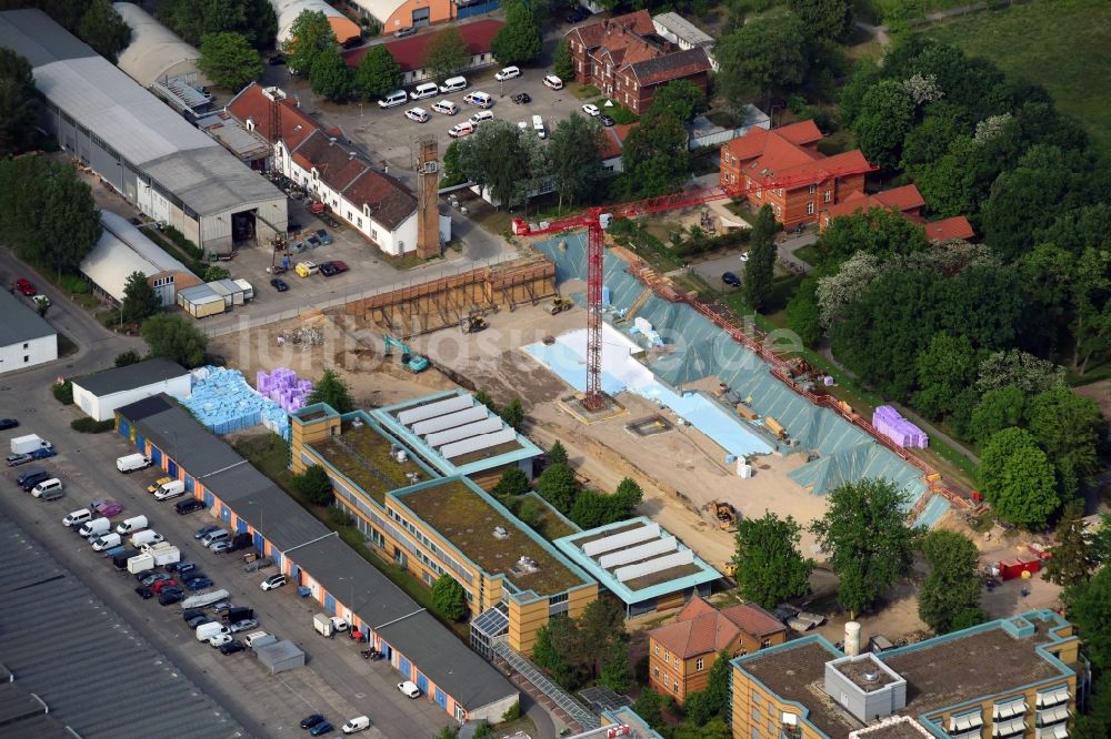 Berlin von oben - Baustelle für einen Erweiterungs- Neubau auf dem Klinikgelände des Krankenhauses Arona Klinik des UKB BG Klinikum Unfallkrankenhaus Berlin gGmbH im Ortsteil Bezirk Marzahn-Hellersdorf in Berlin