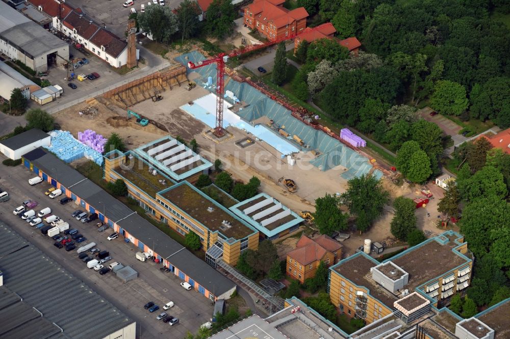 Berlin aus der Vogelperspektive: Baustelle für einen Erweiterungs- Neubau auf dem Klinikgelände des Krankenhauses Arona Klinik des UKB BG Klinikum Unfallkrankenhaus Berlin gGmbH im Ortsteil Bezirk Marzahn-Hellersdorf in Berlin