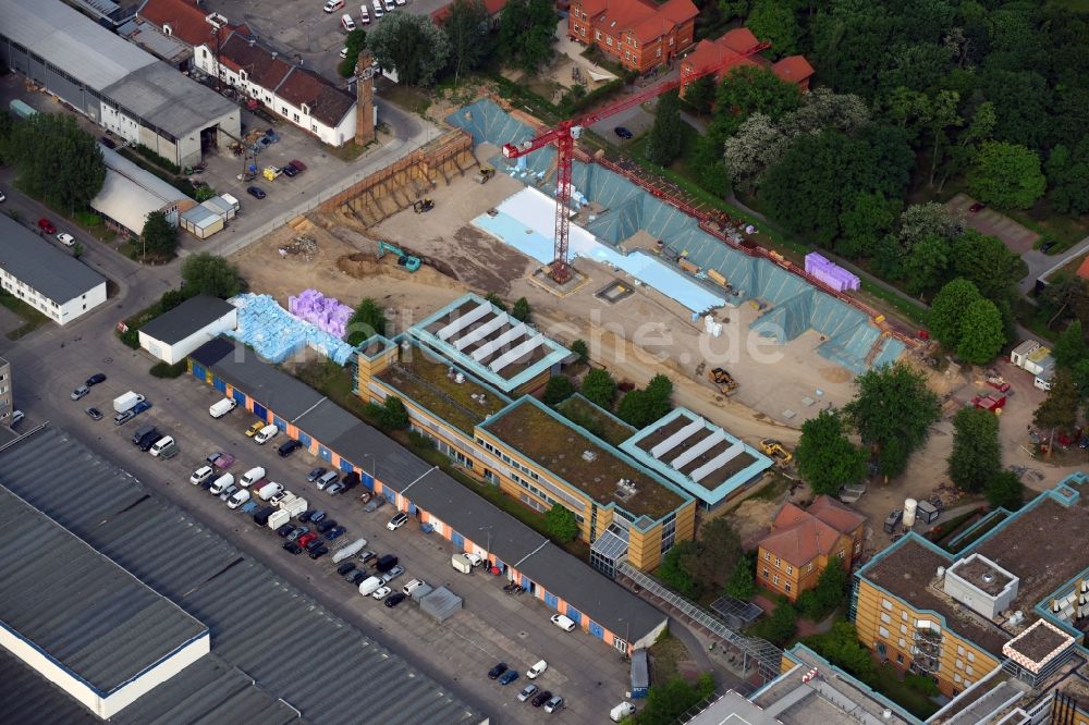 Luftbild Berlin - Baustelle für einen Erweiterungs- Neubau auf dem Klinikgelände des Krankenhauses Arona Klinik des UKB BG Klinikum Unfallkrankenhaus Berlin gGmbH im Ortsteil Bezirk Marzahn-Hellersdorf in Berlin