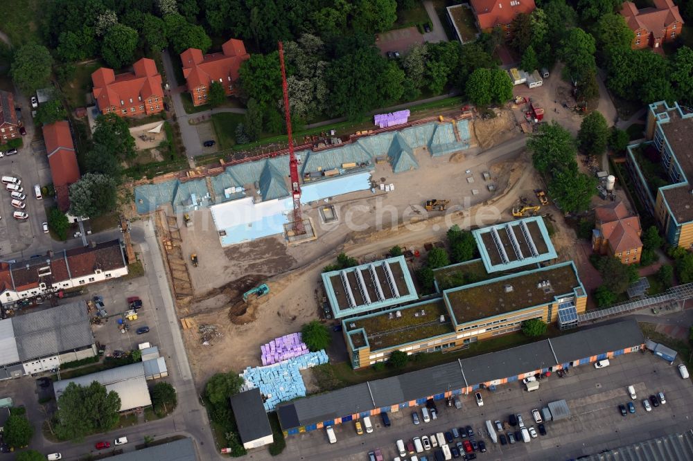 Luftaufnahme Berlin - Baustelle für einen Erweiterungs- Neubau auf dem Klinikgelände des Krankenhauses Arona Klinik des UKB BG Klinikum Unfallkrankenhaus Berlin gGmbH im Ortsteil Bezirk Marzahn-Hellersdorf in Berlin