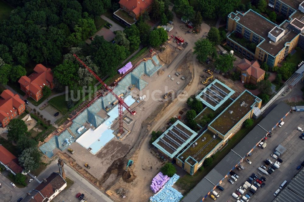 Berlin von oben - Baustelle für einen Erweiterungs- Neubau auf dem Klinikgelände des Krankenhauses Arona Klinik des UKB BG Klinikum Unfallkrankenhaus Berlin gGmbH im Ortsteil Bezirk Marzahn-Hellersdorf in Berlin