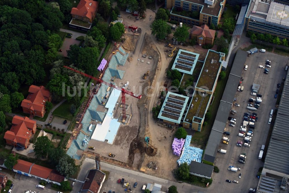 Berlin aus der Vogelperspektive: Baustelle für einen Erweiterungs- Neubau auf dem Klinikgelände des Krankenhauses Arona Klinik des UKB BG Klinikum Unfallkrankenhaus Berlin gGmbH im Ortsteil Bezirk Marzahn-Hellersdorf in Berlin