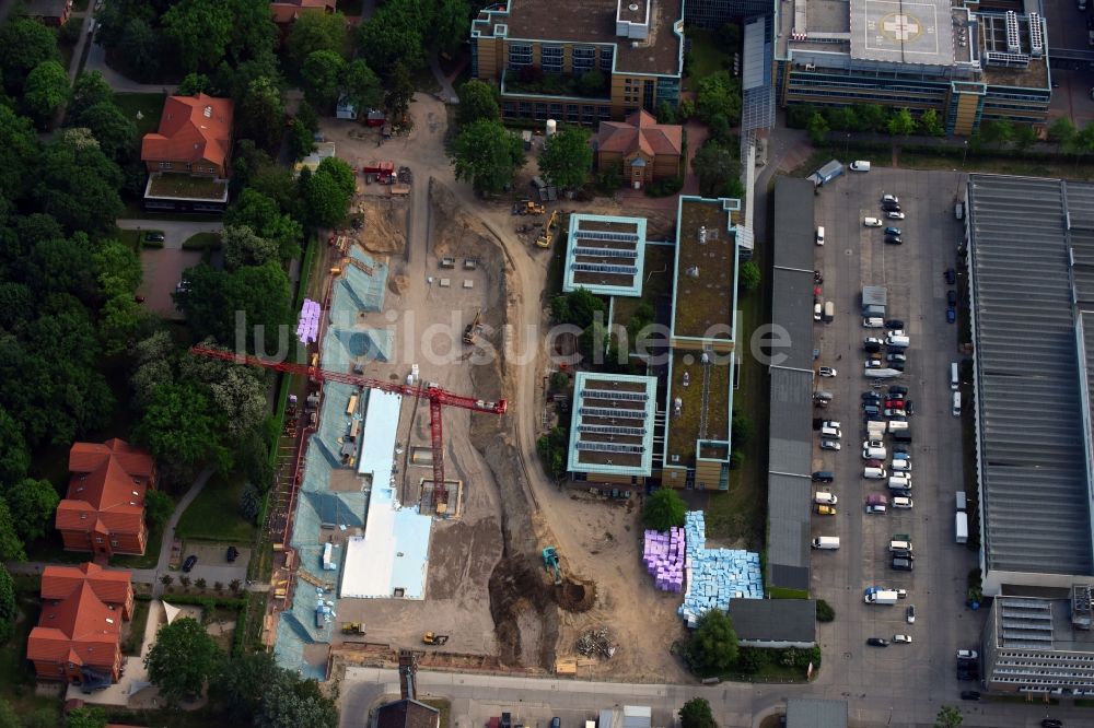 Luftbild Berlin - Baustelle für einen Erweiterungs- Neubau auf dem Klinikgelände des Krankenhauses Arona Klinik des UKB BG Klinikum Unfallkrankenhaus Berlin gGmbH im Ortsteil Bezirk Marzahn-Hellersdorf in Berlin