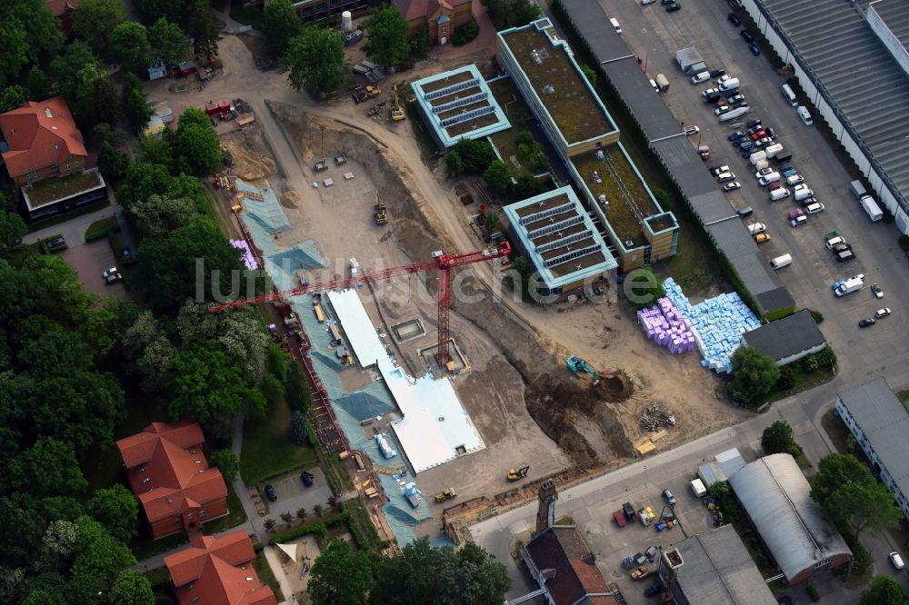 Luftaufnahme Berlin - Baustelle für einen Erweiterungs- Neubau auf dem Klinikgelände des Krankenhauses Arona Klinik des UKB BG Klinikum Unfallkrankenhaus Berlin gGmbH im Ortsteil Bezirk Marzahn-Hellersdorf in Berlin