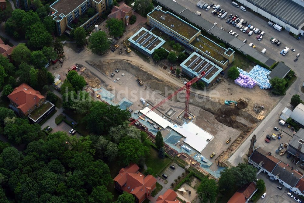 Berlin von oben - Baustelle für einen Erweiterungs- Neubau auf dem Klinikgelände des Krankenhauses Arona Klinik des UKB BG Klinikum Unfallkrankenhaus Berlin gGmbH im Ortsteil Bezirk Marzahn-Hellersdorf in Berlin