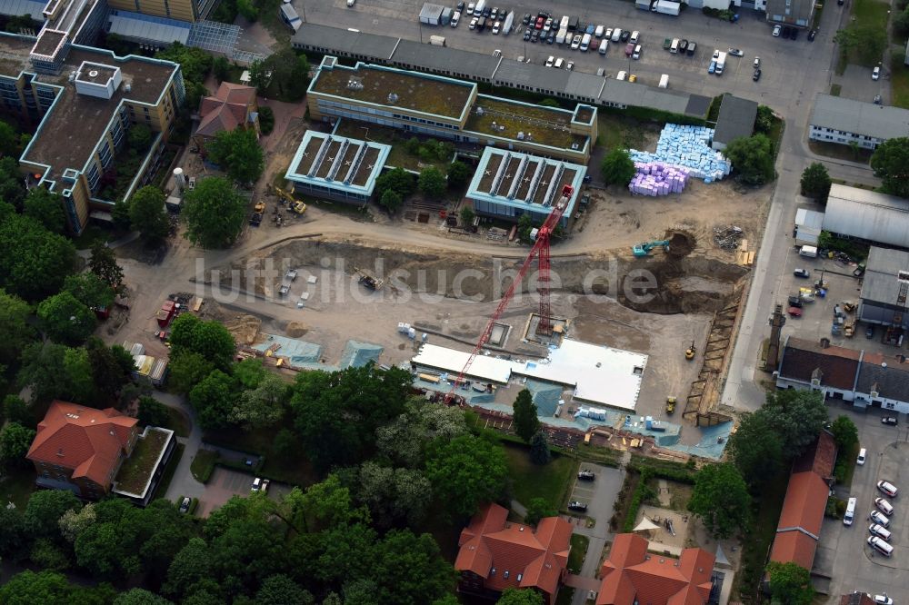 Berlin aus der Vogelperspektive: Baustelle für einen Erweiterungs- Neubau auf dem Klinikgelände des Krankenhauses Arona Klinik des UKB BG Klinikum Unfallkrankenhaus Berlin gGmbH im Ortsteil Bezirk Marzahn-Hellersdorf in Berlin