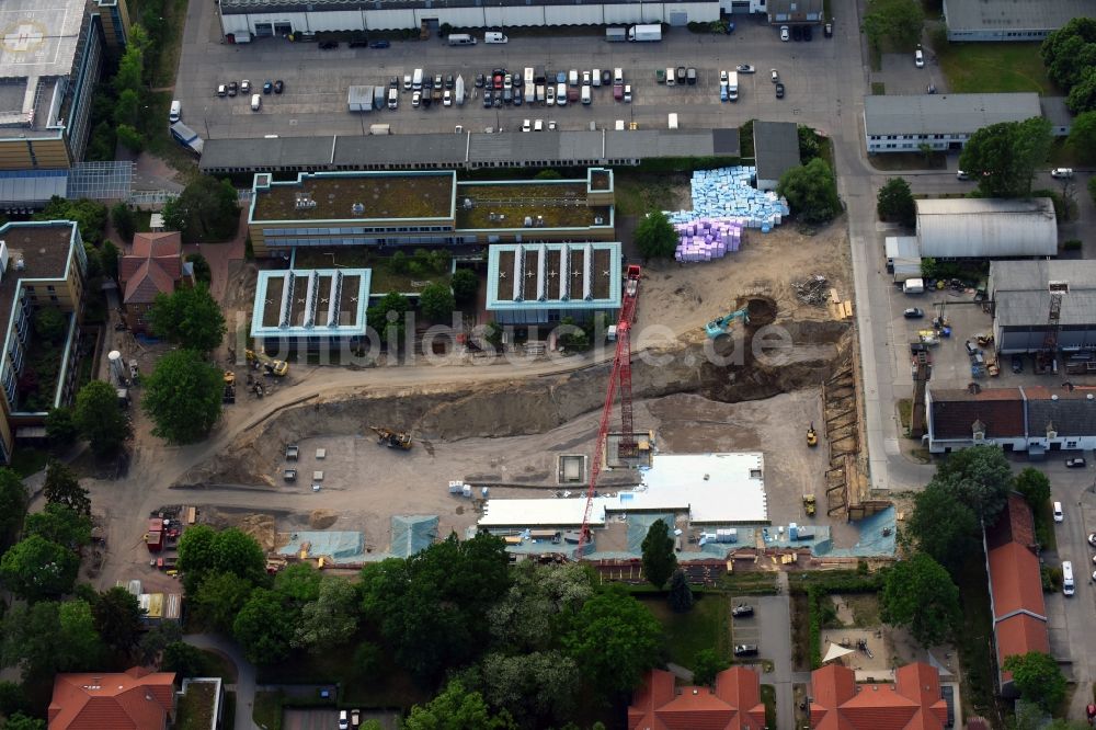 Luftbild Berlin - Baustelle für einen Erweiterungs- Neubau auf dem Klinikgelände des Krankenhauses Arona Klinik des UKB BG Klinikum Unfallkrankenhaus Berlin gGmbH im Ortsteil Bezirk Marzahn-Hellersdorf in Berlin