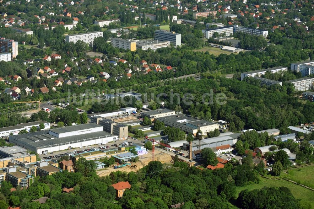 Berlin aus der Vogelperspektive: Baustelle für einen Erweiterungs- Neubau auf dem Klinikgelände des Krankenhauses Arona Klinik des UKB BG Klinikum Unfallkrankenhaus Berlin gGmbH im Ortsteil Bezirk Marzahn-Hellersdorf in Berlin