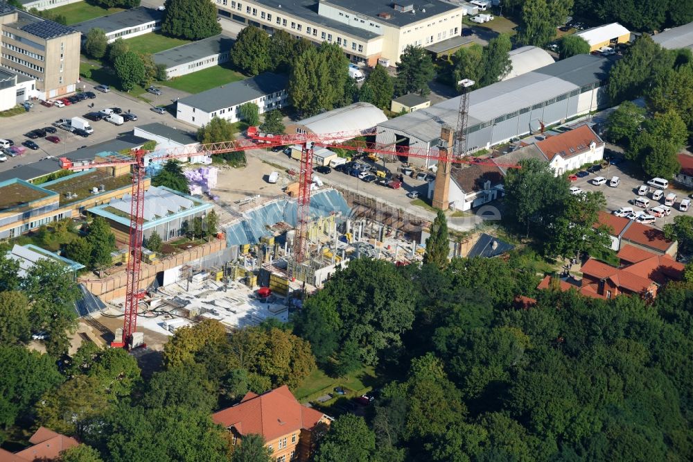 Luftaufnahme Berlin - Baustelle für einen Erweiterungs- Neubau auf dem Klinikgelände des Krankenhauses Arona Klinik des UKB BG Klinikum Unfallkrankenhaus Berlin gGmbH im Ortsteil Bezirk Marzahn-Hellersdorf in Berlin