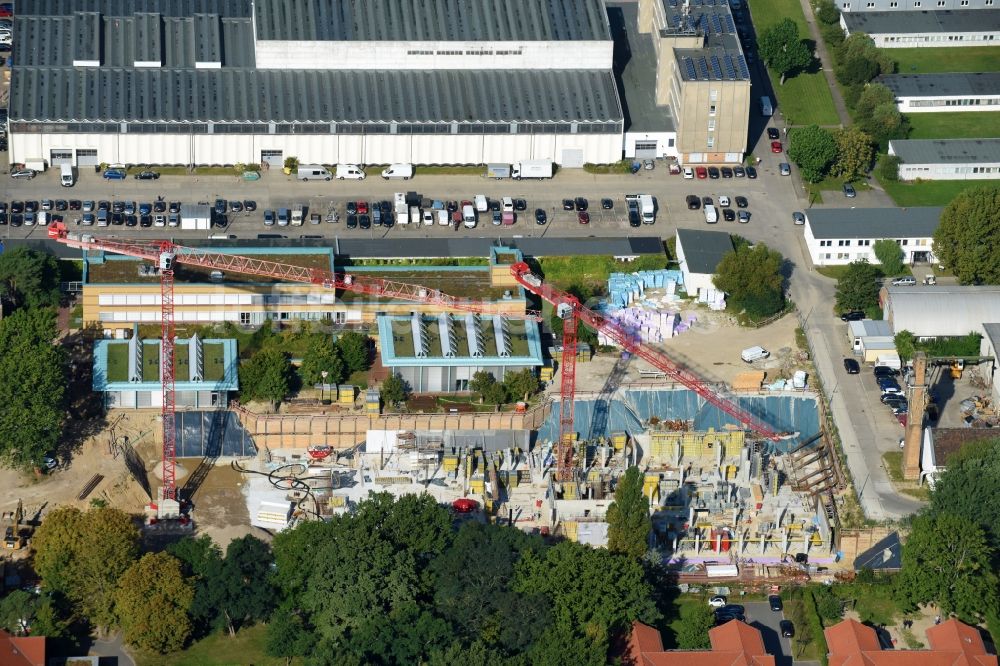 Berlin aus der Vogelperspektive: Baustelle für einen Erweiterungs- Neubau auf dem Klinikgelände des Krankenhauses Arona Klinik des UKB BG Klinikum Unfallkrankenhaus Berlin gGmbH im Ortsteil Bezirk Marzahn-Hellersdorf in Berlin