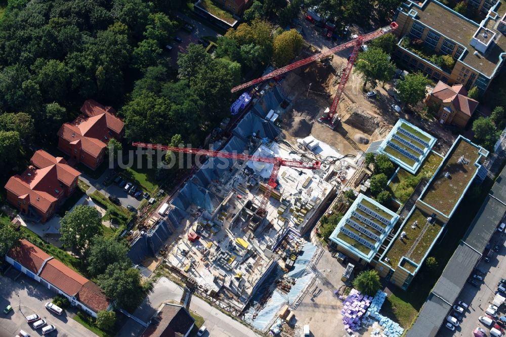 Berlin aus der Vogelperspektive: Baustelle für einen Erweiterungs- Neubau auf dem Klinikgelände des Krankenhauses Arona Klinik des UKB BG Klinikum Unfallkrankenhaus Berlin gGmbH im Ortsteil Bezirk Marzahn-Hellersdorf in Berlin