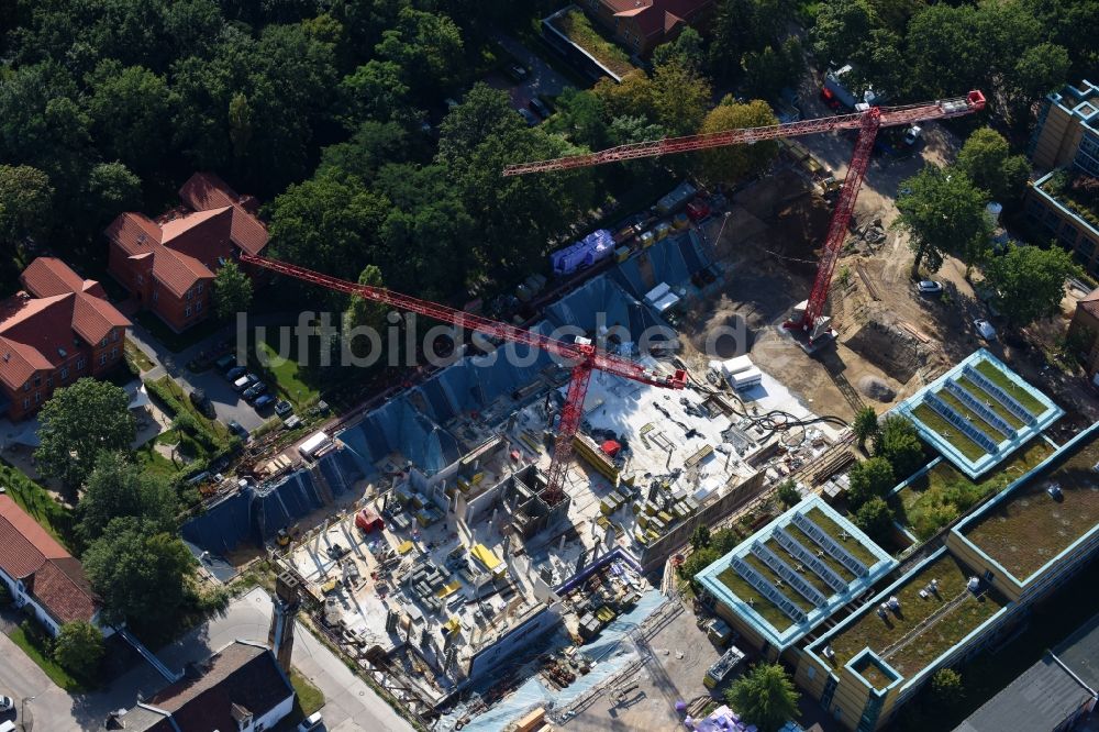 Luftbild Berlin - Baustelle für einen Erweiterungs- Neubau auf dem Klinikgelände des Krankenhauses Arona Klinik des UKB BG Klinikum Unfallkrankenhaus Berlin gGmbH im Ortsteil Bezirk Marzahn-Hellersdorf in Berlin