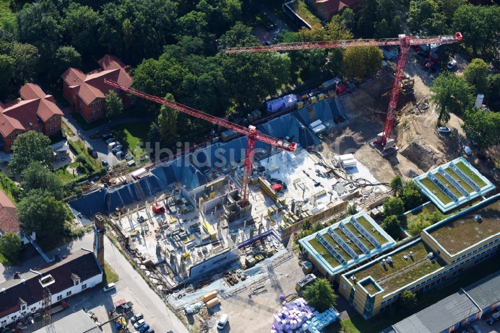 Luftaufnahme Berlin - Baustelle für einen Erweiterungs- Neubau auf dem Klinikgelände des Krankenhauses Arona Klinik des UKB BG Klinikum Unfallkrankenhaus Berlin gGmbH im Ortsteil Bezirk Marzahn-Hellersdorf in Berlin