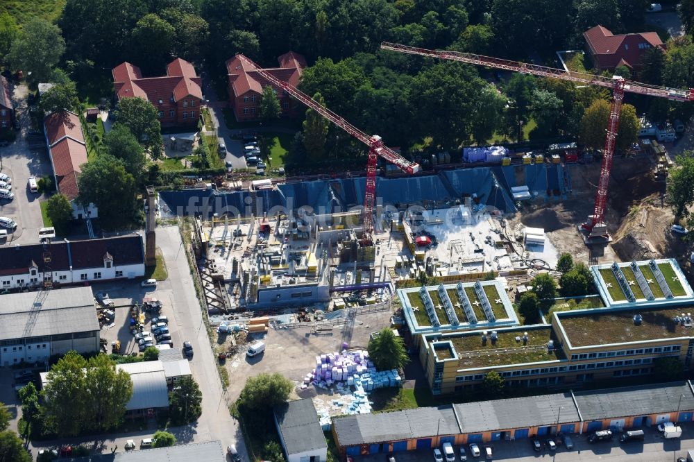 Berlin von oben - Baustelle für einen Erweiterungs- Neubau auf dem Klinikgelände des Krankenhauses Arona Klinik des UKB BG Klinikum Unfallkrankenhaus Berlin gGmbH im Ortsteil Bezirk Marzahn-Hellersdorf in Berlin