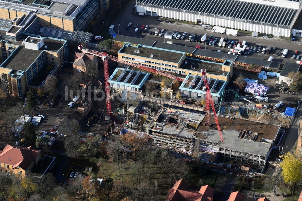 Berlin aus der Vogelperspektive: Baustelle für einen Erweiterungs- Neubau auf dem Klinikgelände des Krankenhauses Arona Klinik des UKB BG Klinikum Unfallkrankenhaus Berlin gGmbH im Ortsteil Bezirk Marzahn-Hellersdorf in Berlin