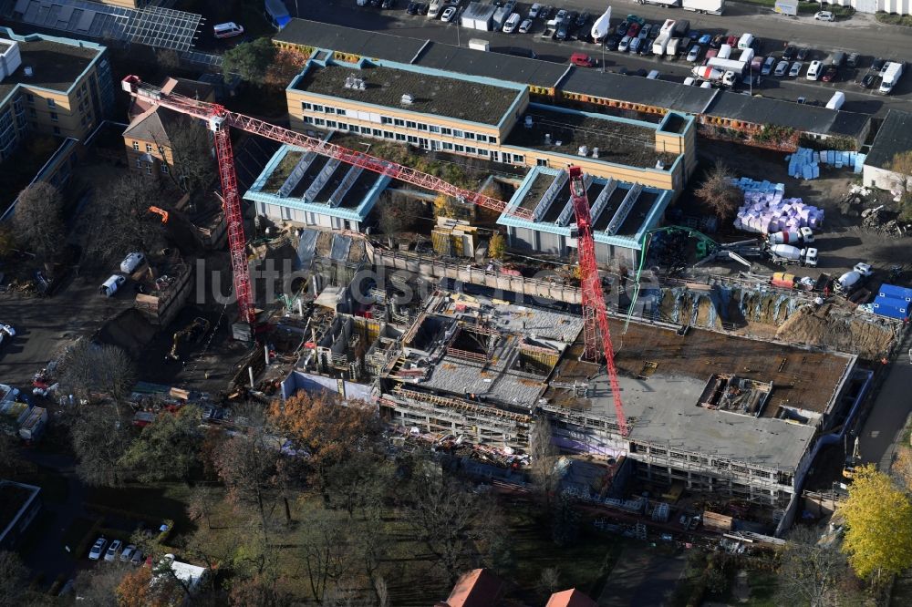 Luftbild Berlin - Baustelle für einen Erweiterungs- Neubau auf dem Klinikgelände des Krankenhauses Arona Klinik des UKB BG Klinikum Unfallkrankenhaus Berlin gGmbH im Ortsteil Bezirk Marzahn-Hellersdorf in Berlin