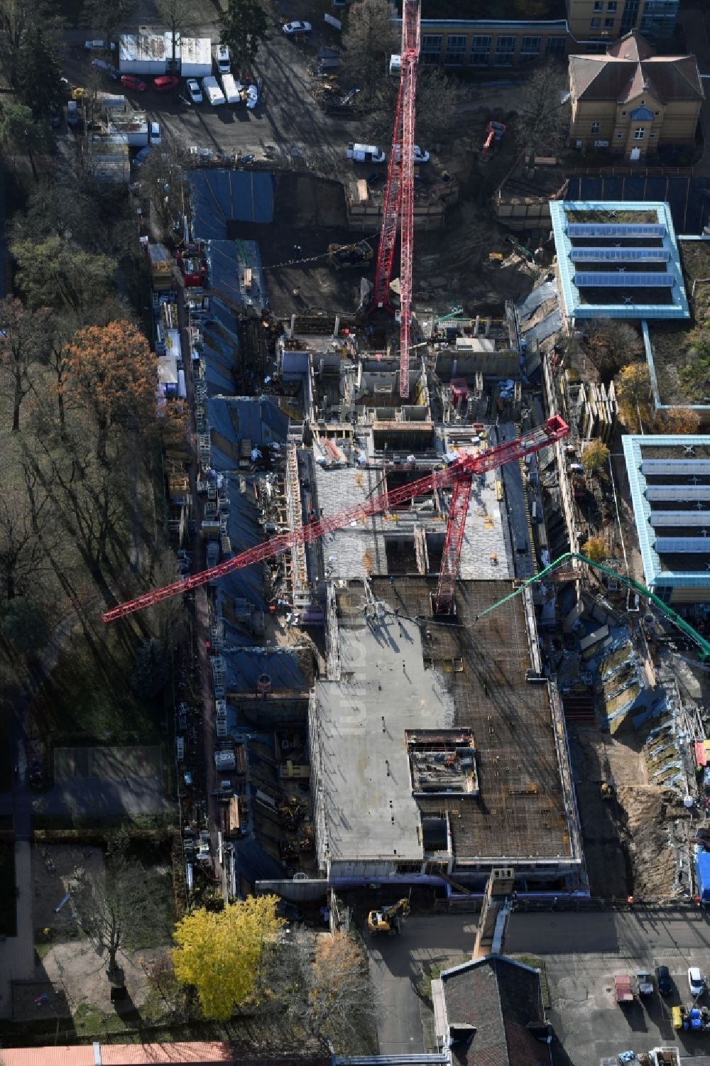 Luftaufnahme Berlin - Baustelle für einen Erweiterungs- Neubau auf dem Klinikgelände des Krankenhauses Arona Klinik des UKB BG Klinikum Unfallkrankenhaus Berlin gGmbH im Ortsteil Bezirk Marzahn-Hellersdorf in Berlin