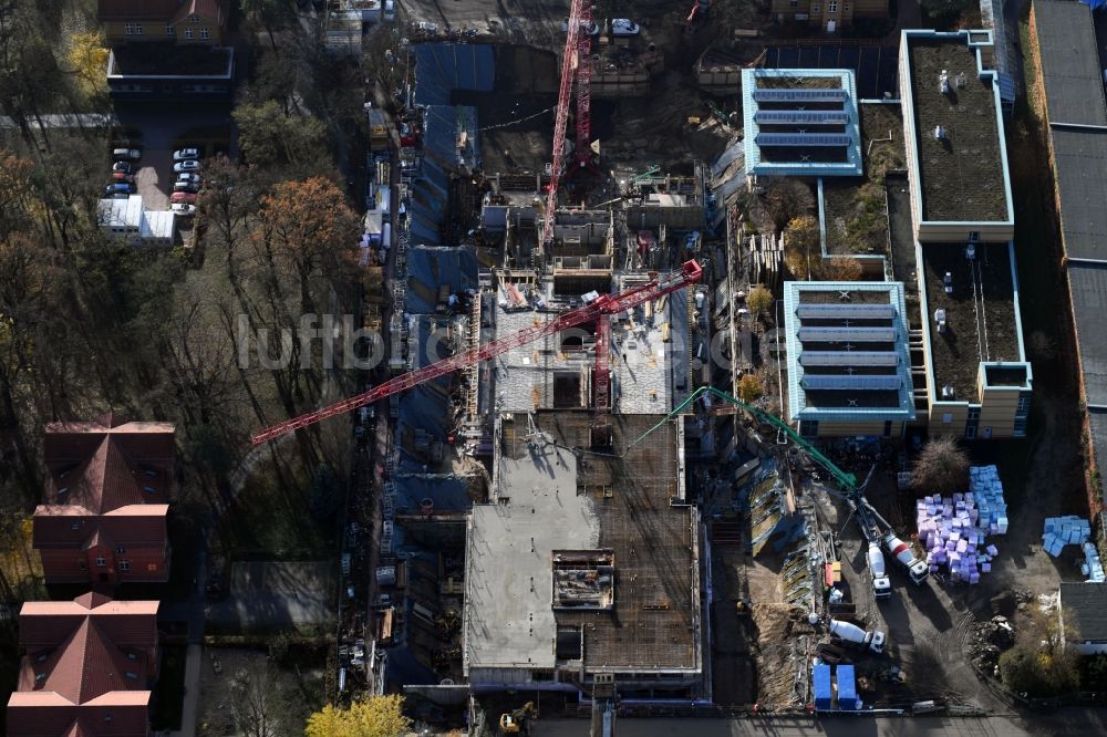 Berlin von oben - Baustelle für einen Erweiterungs- Neubau auf dem Klinikgelände des Krankenhauses Arona Klinik des UKB BG Klinikum Unfallkrankenhaus Berlin gGmbH im Ortsteil Bezirk Marzahn-Hellersdorf in Berlin