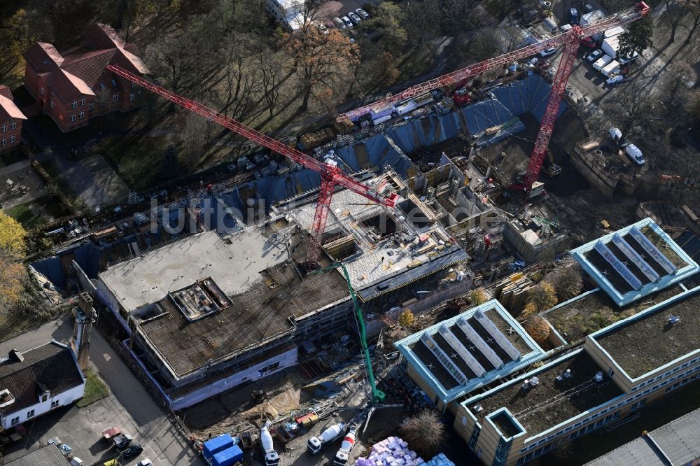 Berlin aus der Vogelperspektive: Baustelle für einen Erweiterungs- Neubau auf dem Klinikgelände des Krankenhauses Arona Klinik des UKB BG Klinikum Unfallkrankenhaus Berlin gGmbH im Ortsteil Bezirk Marzahn-Hellersdorf in Berlin