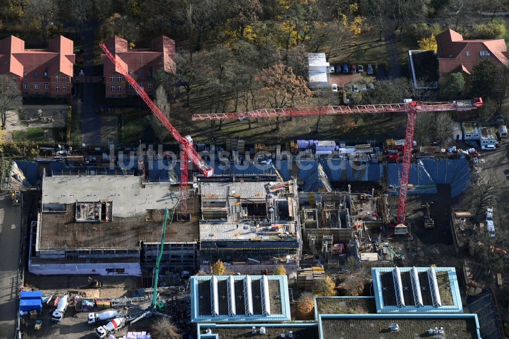 Luftbild Berlin - Baustelle für einen Erweiterungs- Neubau auf dem Klinikgelände des Krankenhauses Arona Klinik des UKB BG Klinikum Unfallkrankenhaus Berlin gGmbH im Ortsteil Bezirk Marzahn-Hellersdorf in Berlin