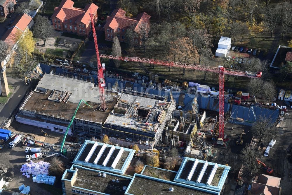 Luftaufnahme Berlin - Baustelle für einen Erweiterungs- Neubau auf dem Klinikgelände des Krankenhauses Arona Klinik des UKB BG Klinikum Unfallkrankenhaus Berlin gGmbH im Ortsteil Bezirk Marzahn-Hellersdorf in Berlin