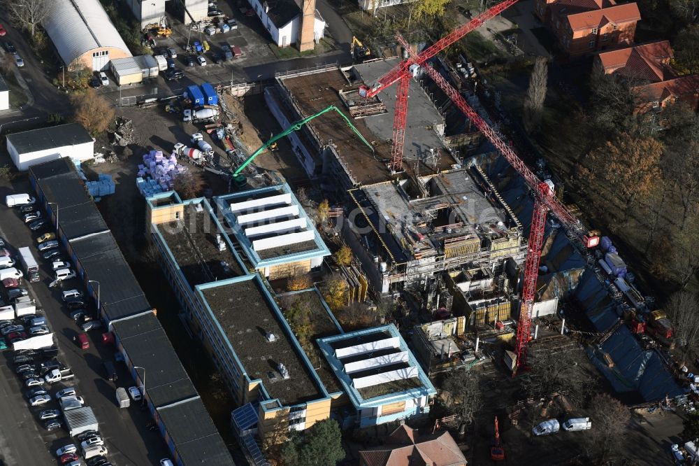 Berlin von oben - Baustelle für einen Erweiterungs- Neubau auf dem Klinikgelände des Krankenhauses Arona Klinik des UKB BG Klinikum Unfallkrankenhaus Berlin gGmbH im Ortsteil Bezirk Marzahn-Hellersdorf in Berlin