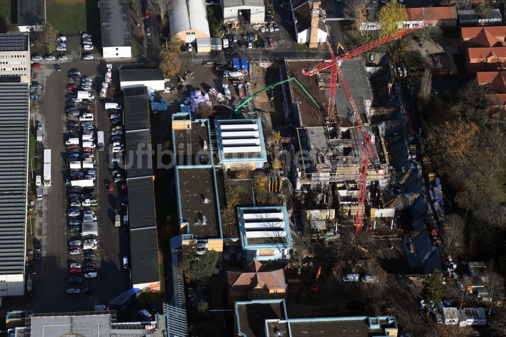 Berlin aus der Vogelperspektive: Baustelle für einen Erweiterungs- Neubau auf dem Klinikgelände des Krankenhauses Arona Klinik des UKB BG Klinikum Unfallkrankenhaus Berlin gGmbH im Ortsteil Bezirk Marzahn-Hellersdorf in Berlin