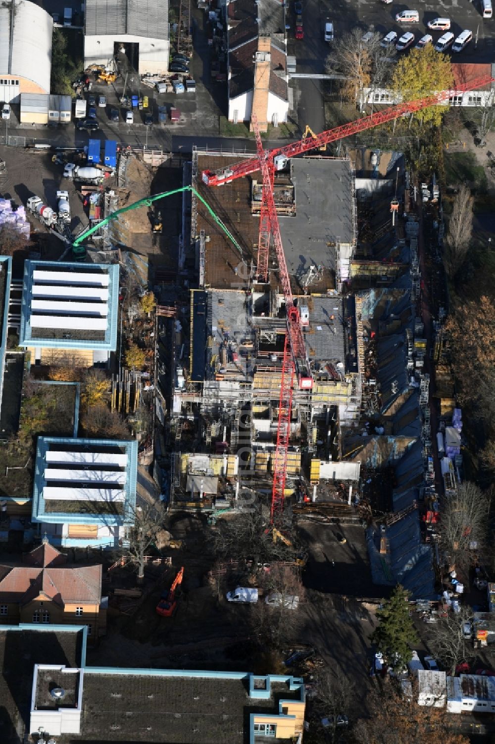 Luftbild Berlin - Baustelle für einen Erweiterungs- Neubau auf dem Klinikgelände des Krankenhauses Arona Klinik des UKB BG Klinikum Unfallkrankenhaus Berlin gGmbH im Ortsteil Bezirk Marzahn-Hellersdorf in Berlin