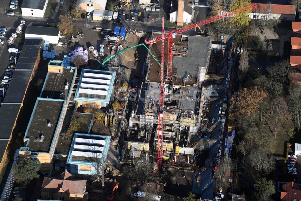 Luftaufnahme Berlin - Baustelle für einen Erweiterungs- Neubau auf dem Klinikgelände des Krankenhauses Arona Klinik des UKB BG Klinikum Unfallkrankenhaus Berlin gGmbH im Ortsteil Bezirk Marzahn-Hellersdorf in Berlin