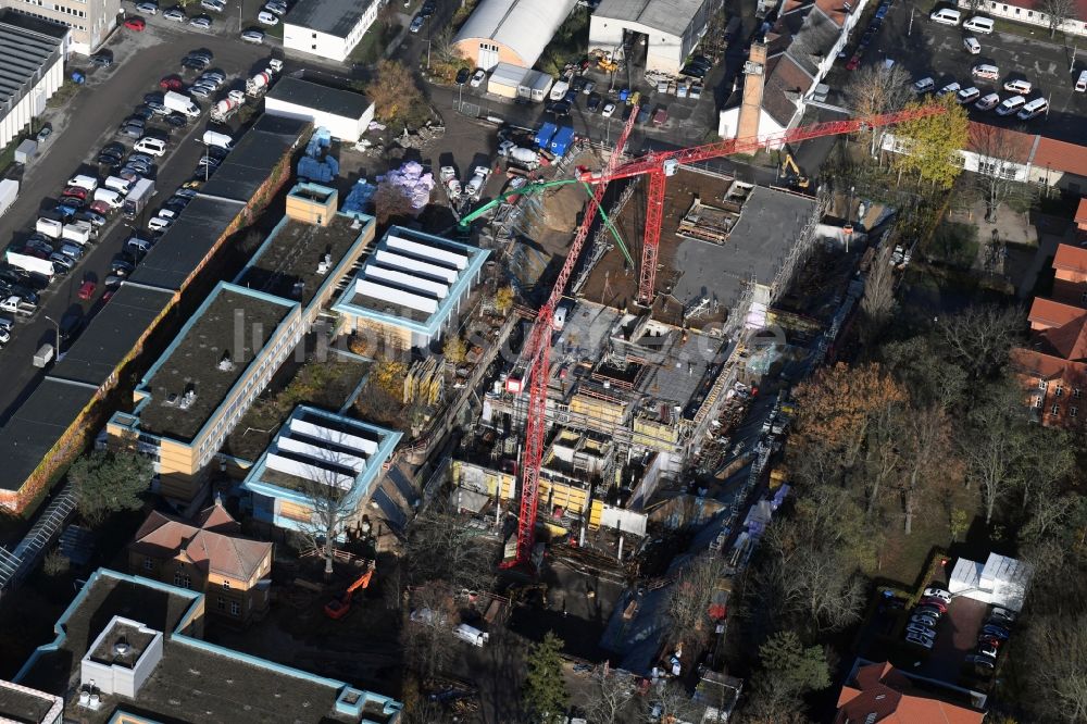 Berlin von oben - Baustelle für einen Erweiterungs- Neubau auf dem Klinikgelände des Krankenhauses Arona Klinik des UKB BG Klinikum Unfallkrankenhaus Berlin gGmbH im Ortsteil Bezirk Marzahn-Hellersdorf in Berlin