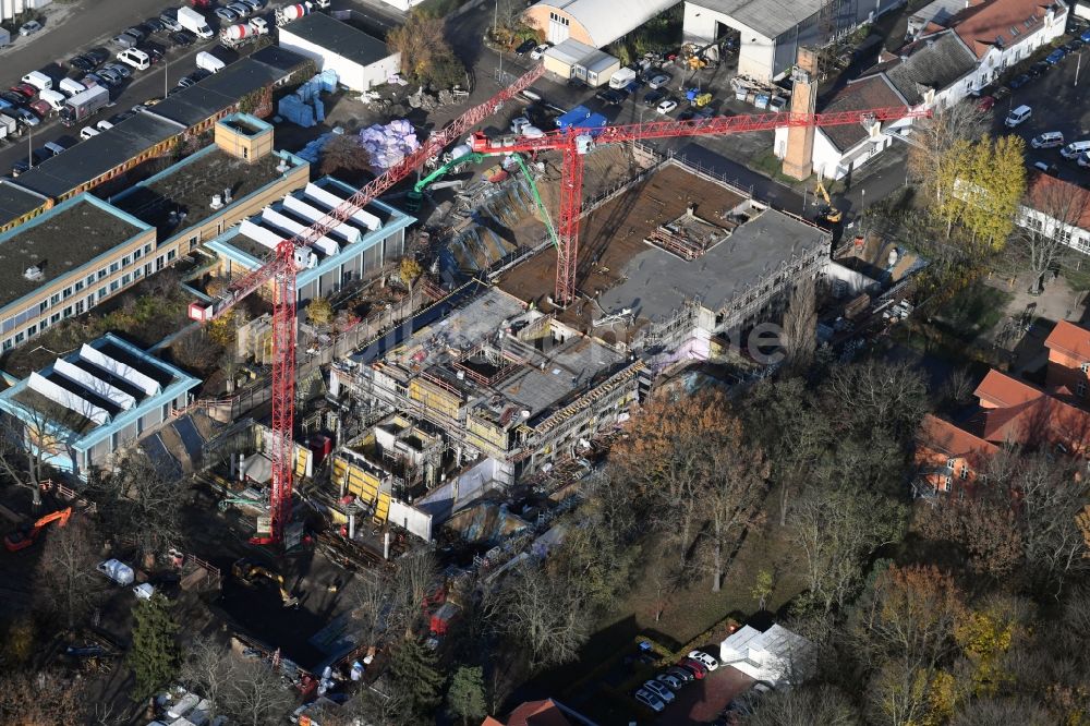 Berlin aus der Vogelperspektive: Baustelle für einen Erweiterungs- Neubau auf dem Klinikgelände des Krankenhauses Arona Klinik des UKB BG Klinikum Unfallkrankenhaus Berlin gGmbH im Ortsteil Bezirk Marzahn-Hellersdorf in Berlin