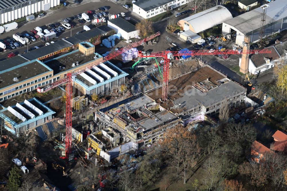 Luftbild Berlin - Baustelle für einen Erweiterungs- Neubau auf dem Klinikgelände des Krankenhauses Arona Klinik des UKB BG Klinikum Unfallkrankenhaus Berlin gGmbH im Ortsteil Bezirk Marzahn-Hellersdorf in Berlin