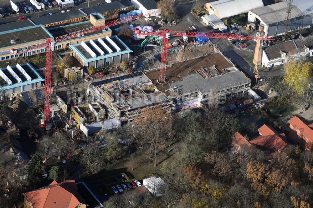 Luftaufnahme Berlin - Baustelle für einen Erweiterungs- Neubau auf dem Klinikgelände des Krankenhauses Arona Klinik des UKB BG Klinikum Unfallkrankenhaus Berlin gGmbH im Ortsteil Bezirk Marzahn-Hellersdorf in Berlin